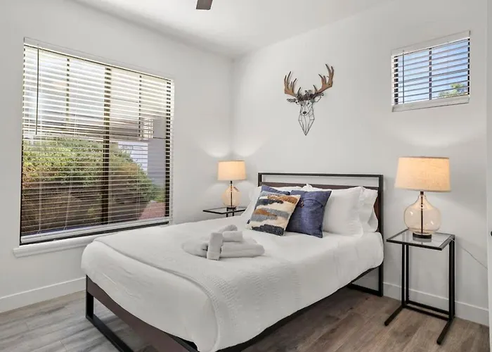 Champion's Cozysuite Walk To The Stadium With Pool! Apartment Glendale
