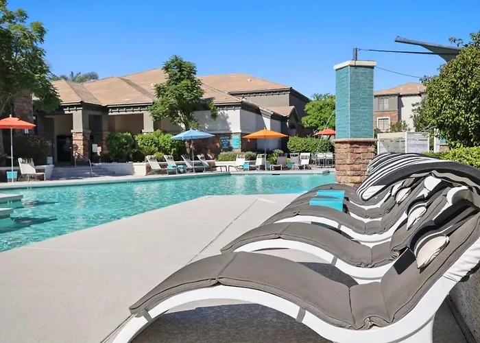 Champion's Cozysuite Walk To The Stadium With Pool! Apartment Glendale