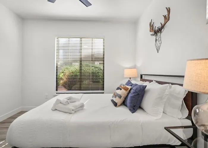 Champion's Cozysuite Walk To The Stadium With Pool! Glendale